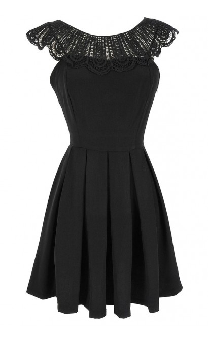 Crochet Lace Collar Pleated Dress in Black